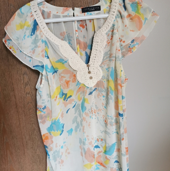 Flowy Floral Blouse - Picture 1 of 4